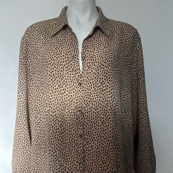 Liz Claiborne animal print long sleeve button down top - Picture 4 of 6